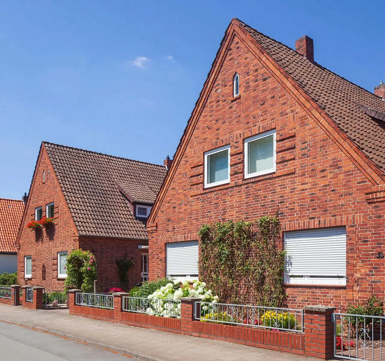 Einfamilienhäuser mit Ziegelfassade stehen in einer Reihe
