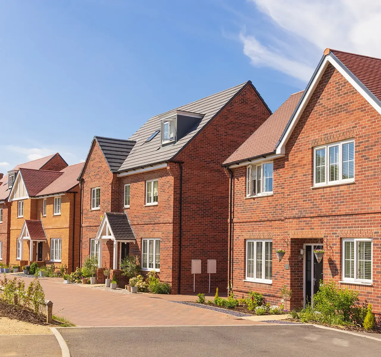 Häuserreihe mit roten Ziegelfassaden