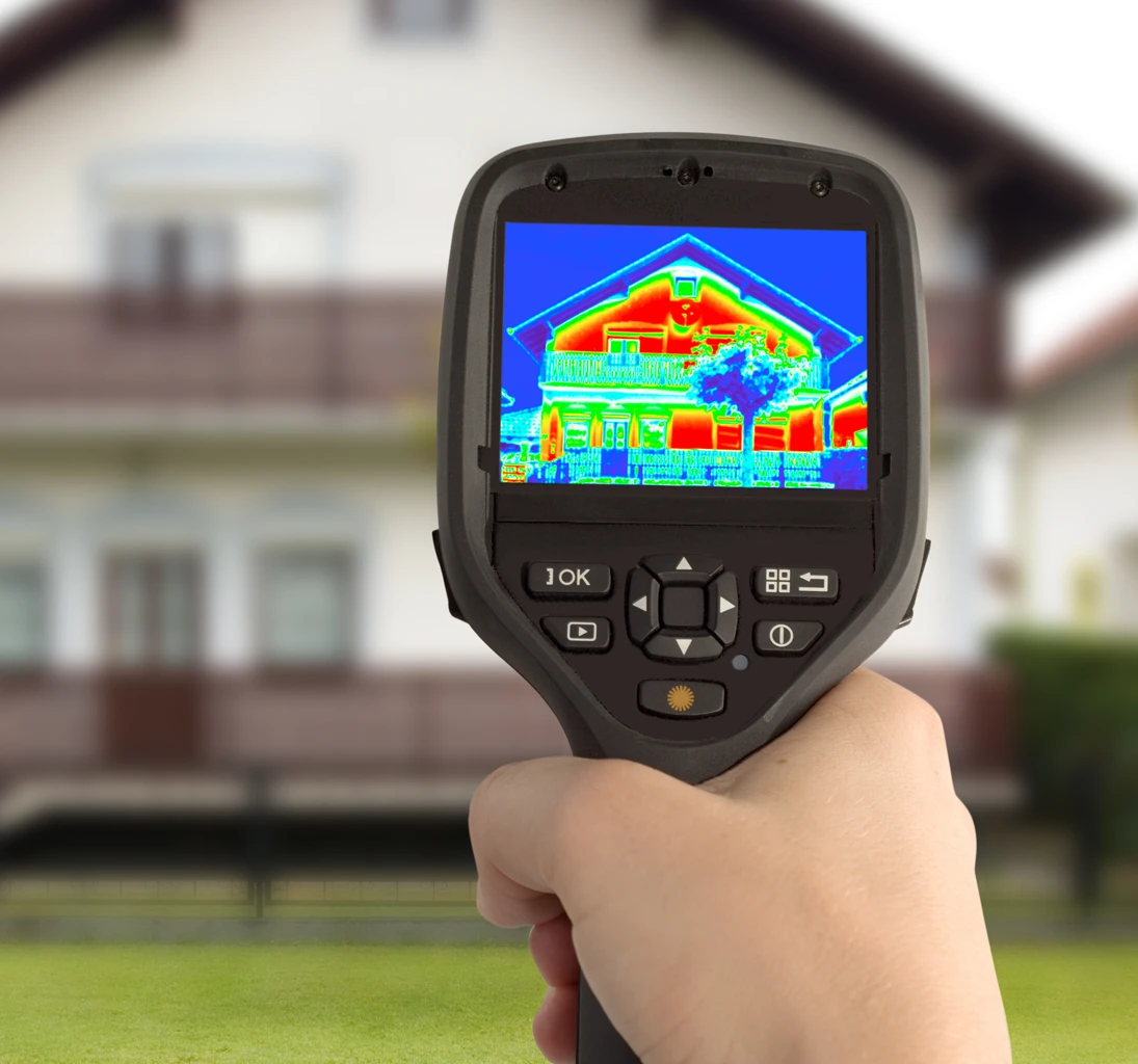 Eine Wärmebildkamera prüft ein Haus auf Wärmeverluste